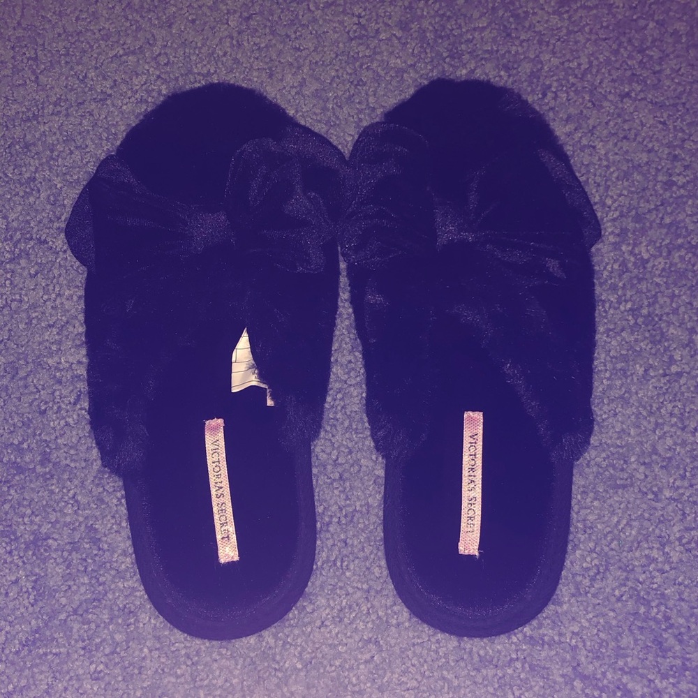 In Excellent Condition Black Victoria Secret Slippers in sizes Small (5-6).